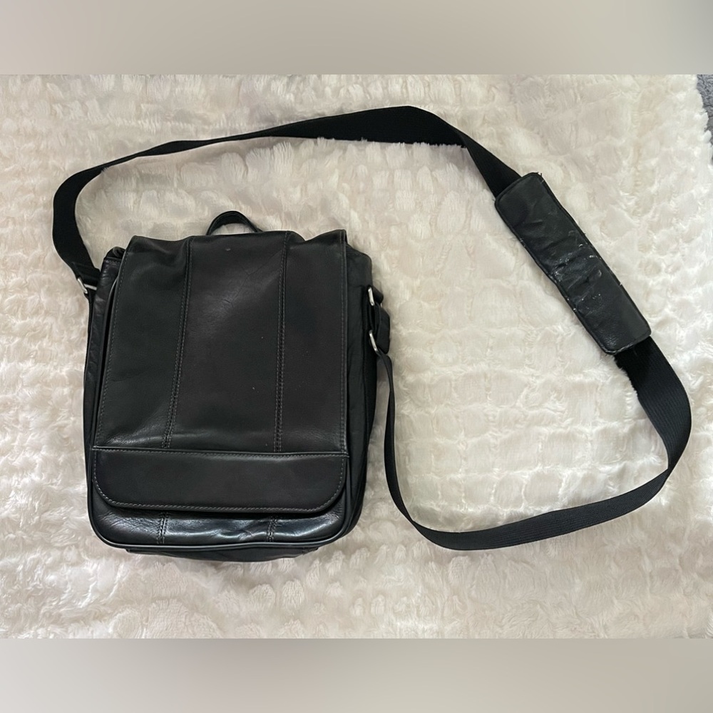 Three inserts and one pocket, black leather satchel.